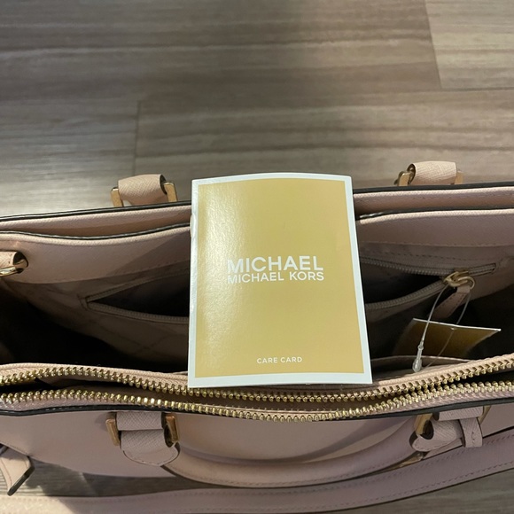 Michael Kors cream over the shoulder purse - Picture 4 of 7